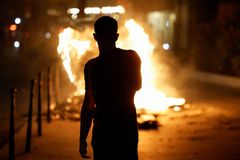 „Nesmíme se podvolit.“ Násilníci u Paříže útočili pyrotechnikou na rodinu starosty