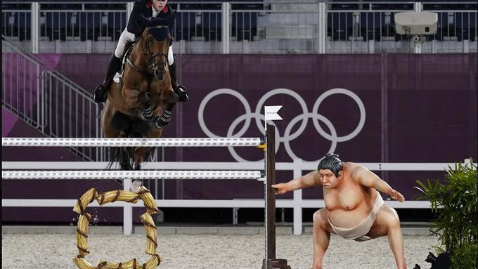 Koně na olympijské dráze k smrti děsí obří socha sumo