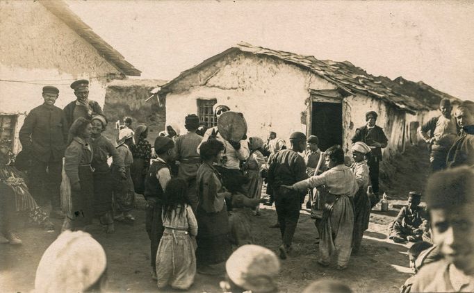 Děti tančí "horo", Skopje 1915-18.