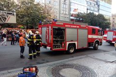 Hasiči zasahovali v centru Prahy. Kvůli požáru hotelové kuchyně evakuovali 60 hostů