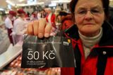 Na druhou stranu zřejmě stále věří tomu, že zákazníci chodí tam, kde jim dají slevu. Pro začátek 50Kč z nákupu potravin nad 250 korun.