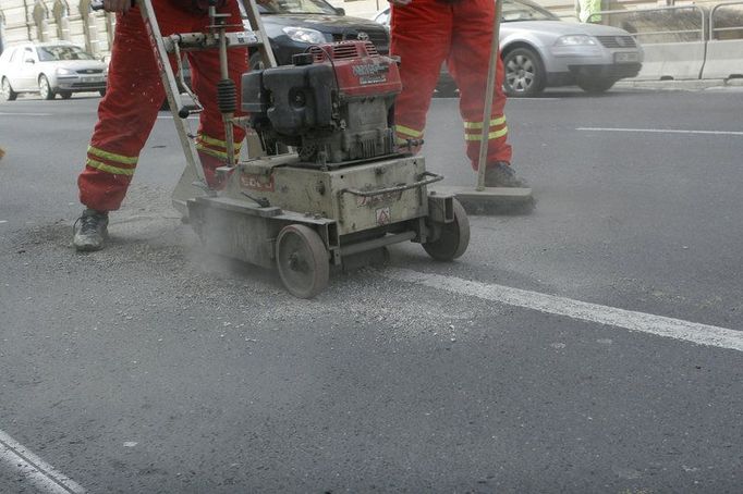 Brousící stroj pohlcuje dnes již nepotřebný pruh.