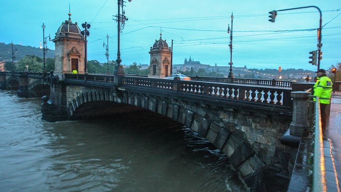 Povodeň nejde vyřešit. Most Legií v Praze, pondělí 3. června nad ránem.