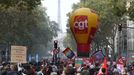 Demonstranti kráčejí vedle balónu odborové organizace CGT, s Eiffelovou věží v pozadí, během demonstrace v Paříži v rámci celonárodní stávky.