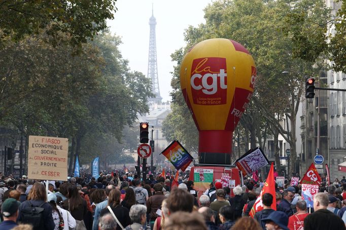 Demonstranti kráčejí vedle balónu odborové organizace CGT, s Eiffelovou věží v pozadí, během demonstrace v Paříži v rámci celonárodní stávky.