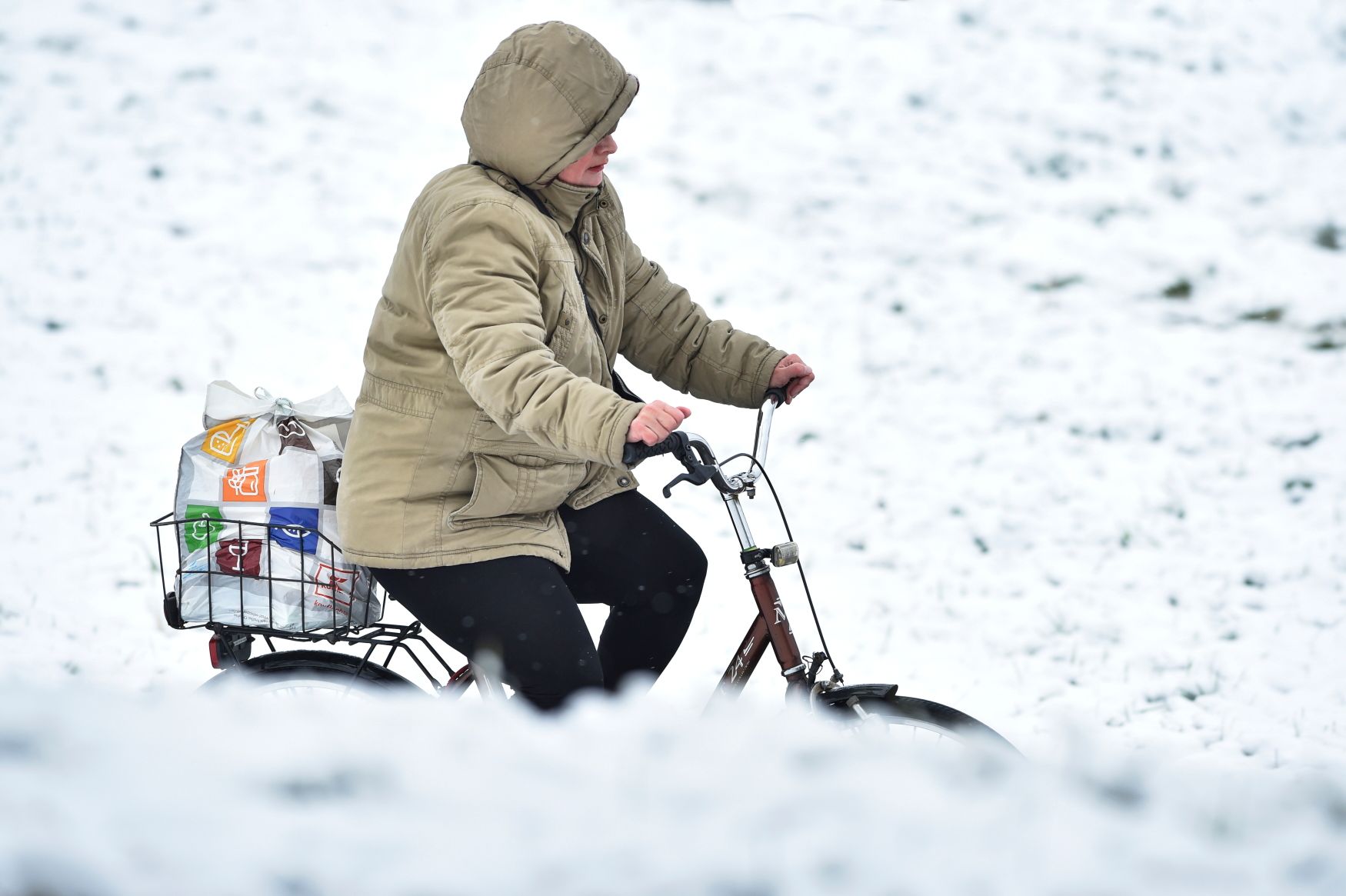 Cyklistka / Kolo / Zima / Sníh / Jízda na kole ve sněhu / Počasí / Sněžení / Ilustrační foto