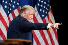 "Chaos, anarchie, násilí." Protesty v USA ovládly předvolební boj Trumpa a Bidena