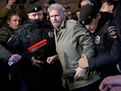 Eduard Limonov, když jej na demonstraci 31. října 2013 zatýkala ruská policie.