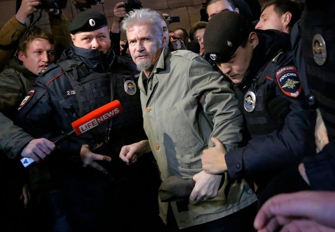 Eduard Limonov, když jej na demonstraci 31. října 2013 zatýkala ruská policie.