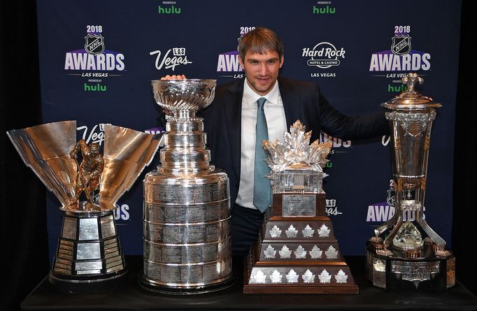 Alexandr Ovečkin se svými trofejemi (Stanley Cup, Maurice Richard, Conn Smythe a Prince of Wales) za sezonu 2017-18