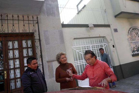 Tchajwanský turista se zapisuje před přehlídkou domu v Mexico City, kde byla natočena Roma.