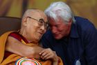 Snědl dort a náhle zmizel. Dalajlama slaví 90, gratuloval mu i Richard Gere