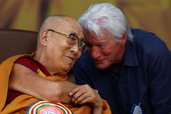 Snědl dort a náhle zmizel. Dalajlama slaví 90, gratuloval mu i Richard Gere