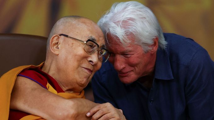 Herec Richard Gere vedle tibetského duchovního vůdce, 14. dalajlamy, během oslav jeho 90. narozenin.