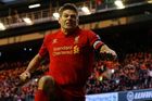 Liverpool oslavuje Gerrarda. Penaltou jej přiblížil pohárům