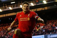 Liverpool oslavuje Gerrarda. Penaltou jej přiblížil pohárům