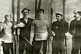 V českých zemích se lyže poprvé objevily roku 1887, kdy je přivezl propagátor sportu Josef Rössler-Ořovský. (Na snímku uprostřed.)