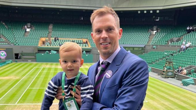 Mike Bryan se synem Jakem v areálu Wimbledonu.