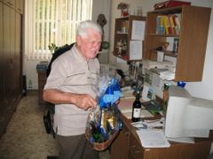 Ivan Sedlák začal učit až ve 32 letech. Ve škole zato vydržel až do 81 let. (Snímek ze školních oslav jeho osmdesátin.)