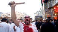 Karbala, Irák. Šíitští věřící se během Ašúry bičují noži, aby vyjádřili smutek nad tragickou smrtí imáma Husajna. Ašúra je nejsvětějším dnem šíitského muslimského kalendáře.
