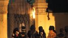 Protesters opposing Egyptian President Mohamed Mursi and the Muslim Brotherhood try to set a wall near one of the gates of the Presidential Palace on fire, as they chant anti-government slogans, in Cairo February 11, 2013. Protesters demanding the departure of Mursi clashed with police outside his palace on Monday on the second anniversary of the overthrow of veteran autocrat Hosni Mubarak. Dozens of youths threw rocks at the Ettihadiya palace after a peaceful march by thousands of demonstrators who accused Mursi's conservative Muslim Brotherhood of hijacking Egypt's democratic revolution and seeking to monopolise power. REUTERS/Asmaa Waguih (EGYPT - Tags: POLITICS CIVIL UNREST) Published: Úno. 11, 2013, 8:50 odp.