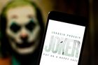 Joker je dechberoucí one-man show a ambiciózní studií rozkladu
