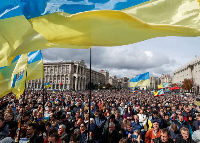 Lidé protestují proti úmluvě nového prezidenta udělit autonomii územím, které spravují povstalci v Donbasu na východě Ukrajiny.