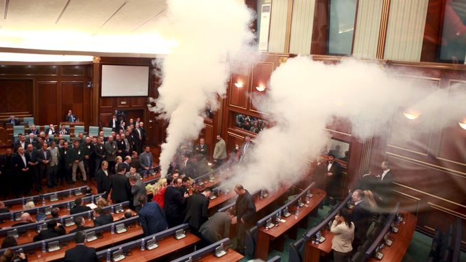 Opoziční kosovští poslanci narušili jednání parlamentu slzným plynem, 23. říjen 2015