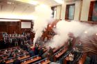 Kosovští opoziční poslanci útočili v parlamentu slzným plynem kvůli dohodám se sousedy