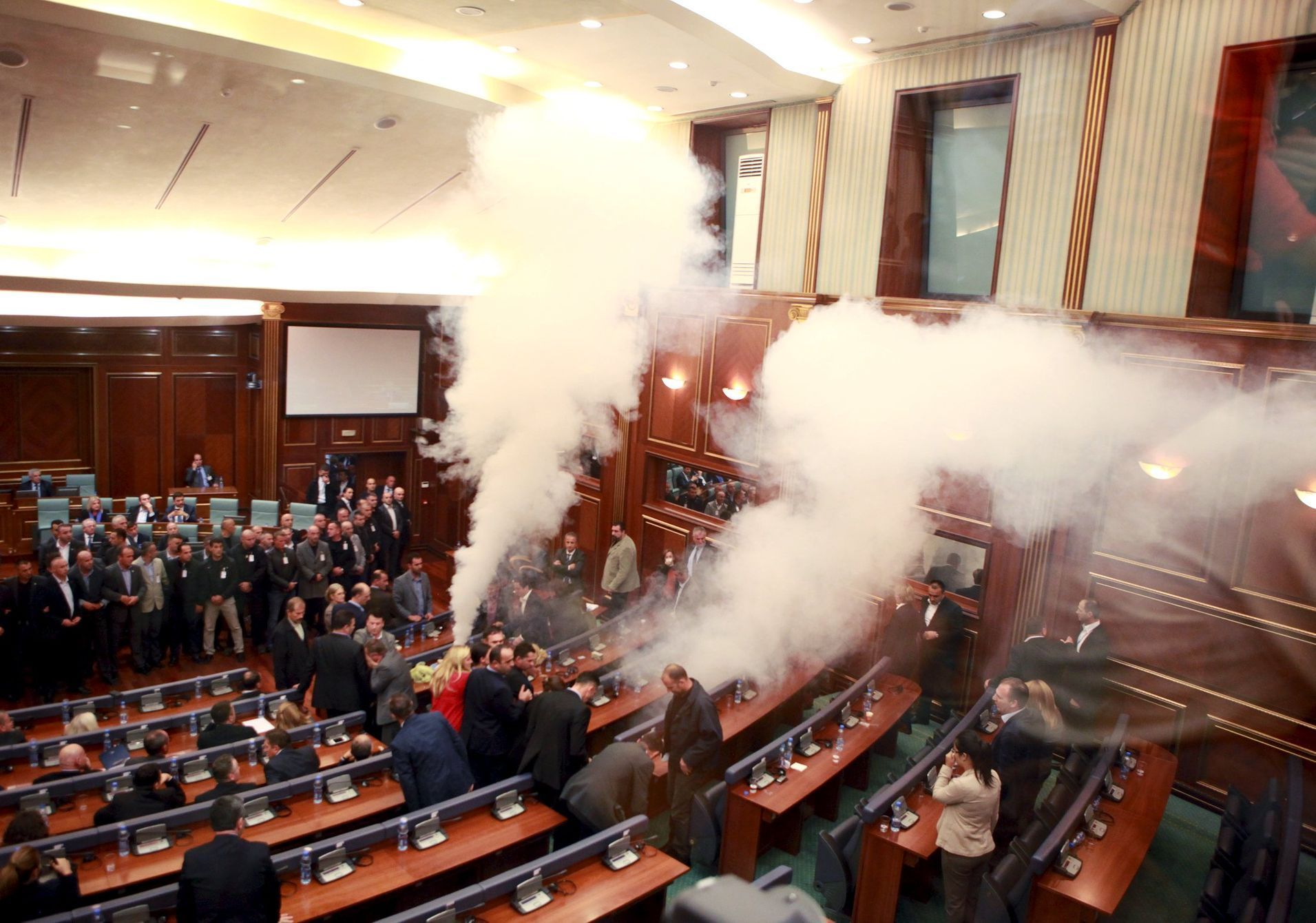 Opoziční kosovští poslanci narušili jednání parlamentu slzným plynem