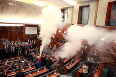 Kosovští opoziční poslanci útočili v parlamentu slzným plynem kvůli dohodám se sousedy