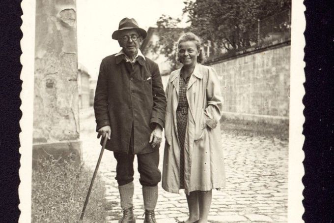 Stárnoucí spisovatel se svou přítelkyní a bytnou Annou Soukupovou v červenci 1947 v Litomyšli, 50. léta.