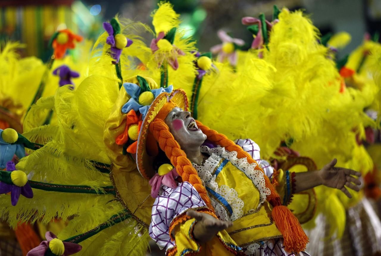 Fotogalerie: Pestrobarevná podívaná z prostředí brazilského karnevalu