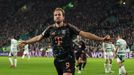Harry Kane slaví gól Bayernu v zápase Ligy mistrů proti Celticu.