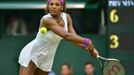 Americká tenistka Serena Williamsová odráží míček během utkání s Češkou Petrou Kvitovou ve čtvrtfinále Wimbledonu 2012.