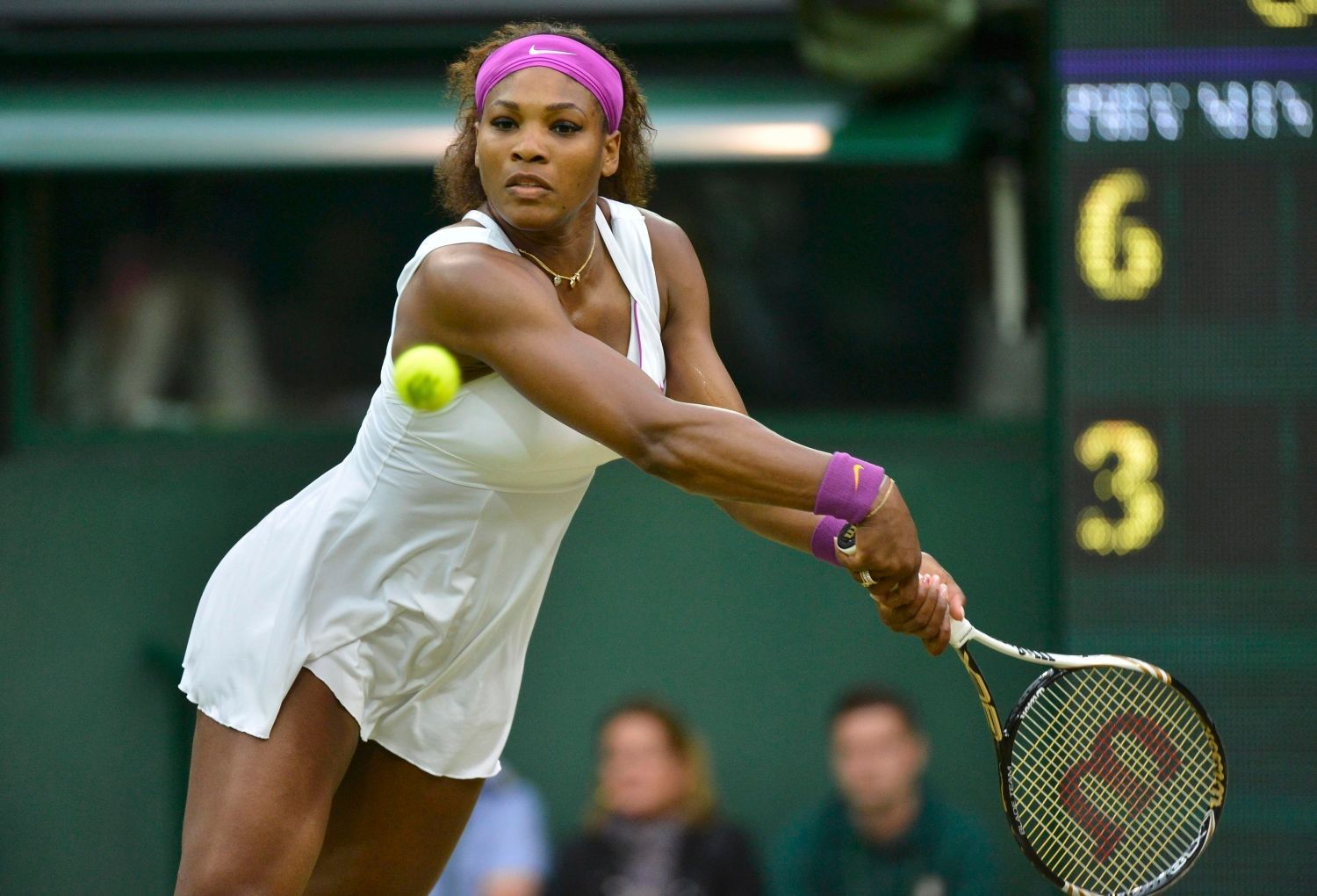 Americká tenistka Serena Williamsová odráží míček během utkání s Češkou Petrou Kvitovou ve čtvrtfinále Wimbledonu 2012