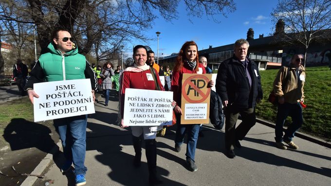 Několik desítek pošťáků demonstrovalo v Praze proti pracovním poměrům.
