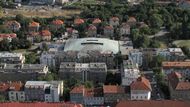 Zimní stadion Hvězda byste našli ve Vokovicích, což je pražská čtvrť, která se k hlavnímu městu připojila v roce 1922. Nyní i se stadionem spadají pod Prahu 6, která také zimák v roce 1983 nákladem 48 milionů korun československých postavila.