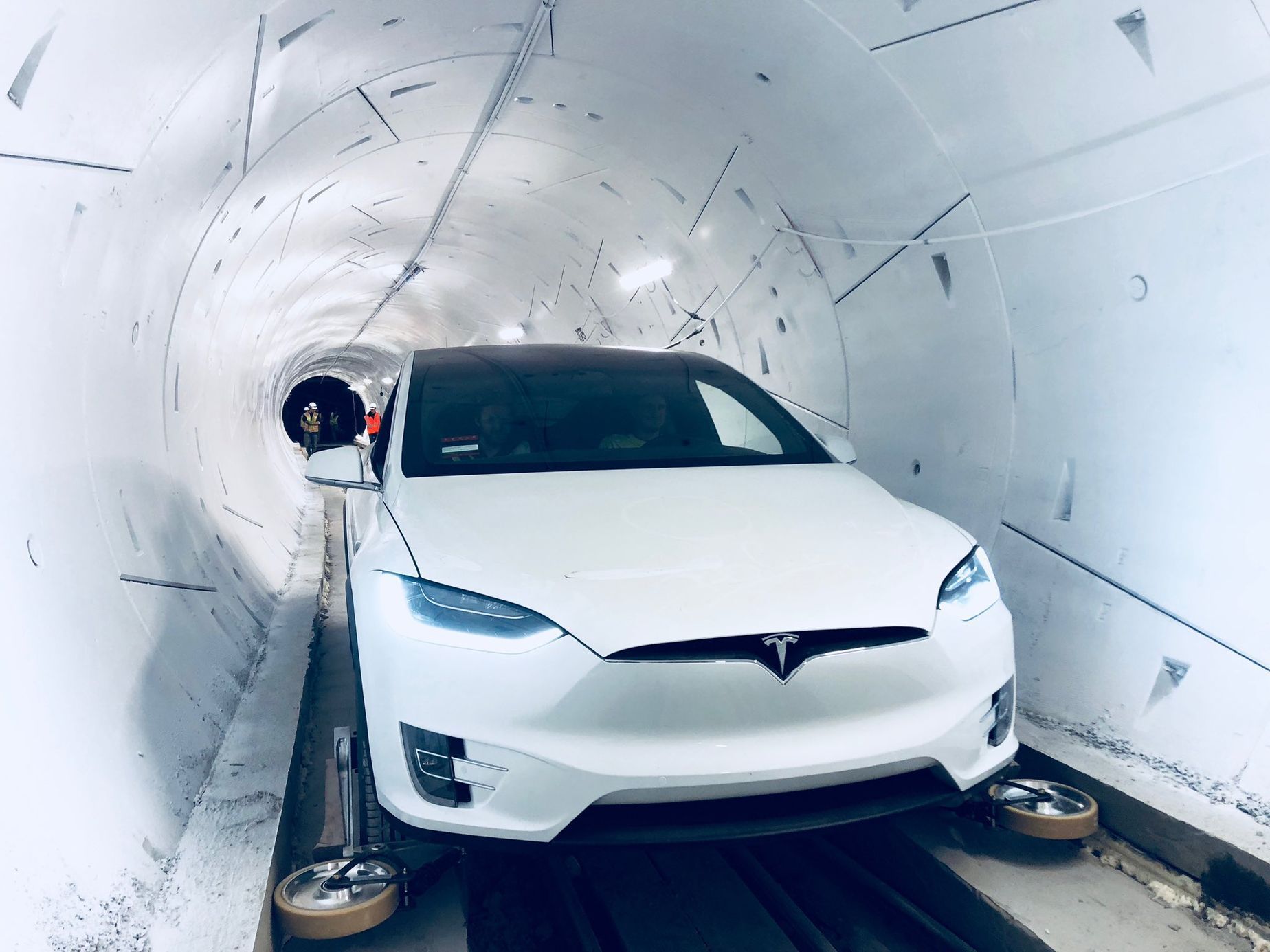 Elon Musk odhalil první testovací tunel pro vysokorychlostní přepravu osob