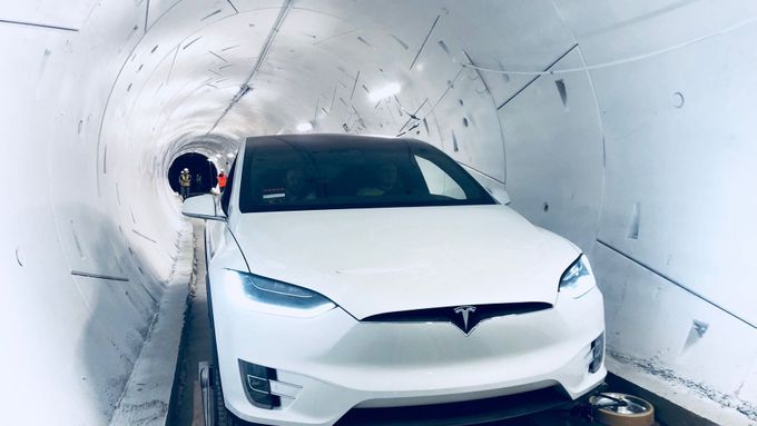 Elon Musk odhalil první testovací tunel pro vysokorychlostní přepravu osob
