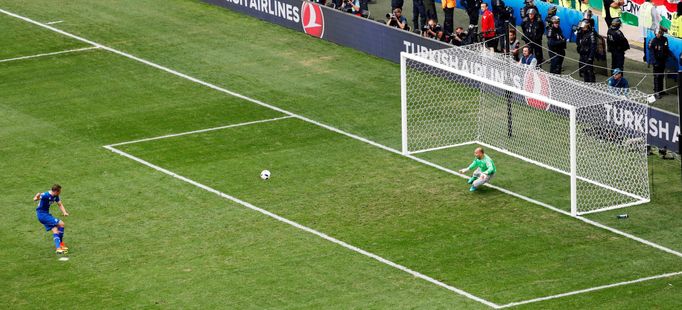 Euro 2016, Maďarsko-Island: Gylfi Sigurdsson dává u penalty gól na 0:1