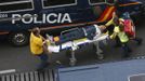 An injured protester is carried on a stretcher after demonstrators scuffled with police outside the Spanish parliament in Madrid, September 25, 2012. Protesters clashed with police in Spain's capital on Tuesday as the government prepares a new round of unpopular austerity measures for the 2013 budget that will be announced on Thursday. REUTERS/Andrea Comas (SPAIN - Tags: CIVIL UNREST POLITICS BUSINESS) Published: Zář. 25, 2012, 6:57 odp.