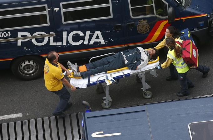 An injured protester is carried on a stretcher after demonstrators scuffled with police outside the Spanish parliament in Madrid, September 25, 2012. Protesters clashed with police in Spain's capital on Tuesday as the government prepares a new round of unpopular austerity measures for the 2013 budget that will be announced on Thursday. REUTERS/Andrea Comas (SPAIN - Tags: CIVIL UNREST POLITICS BUSINESS) Published: Zář. 25, 2012, 6:57 odp.