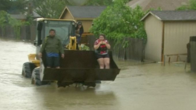 Bouře Harvey pustošila jih USA. Symbolem záplav se stal texaský Houston a jeho obyvatelé prchali za pomoci různých dopravních prostředků.
