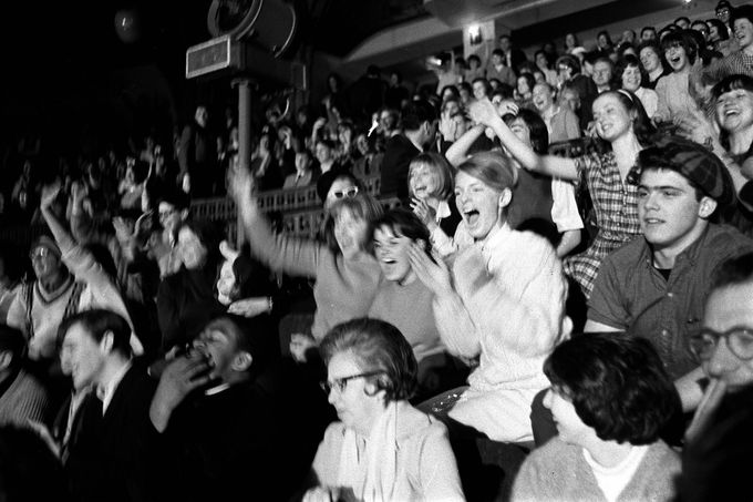 Beatlemánie na koncertě skupiny Beatles v Carnengie Hall v New Yorku. Rok 1964
