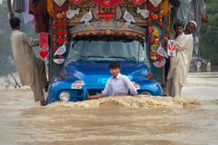 Autobus se svatebčany v Pákistánu smetly bleskové povodně, zemřelo 26 lidí