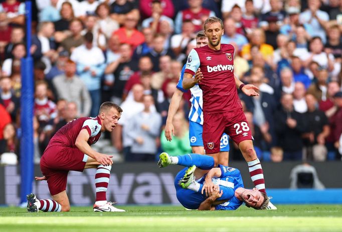 Tomáš Souček (č. 28) v utkání s Brightonem