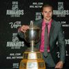 Hokejový obránce Erik Karlsson z Ottawy Senators pózuje s James Norris Memorial Trophy během předávání trofejí NHL v Las Vegas za sezónu 2011/12