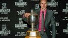 Hokejový obránce Erik Karlsson z Ottawy Senators pózuje s James Norris Memorial Trophy během předávání trofejí NHL v Las Vegas za sezónu 2011/12.