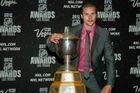 Hokejový obránce Erik Karlsson z Ottawy Senators pózuje s James Norris Memorial Trophy pro nejlepšího obránce NHL. Karlsson v poslední sezóně nasbíral na obránce neuvěřitelných 78 kanadských bodů v 81 zápasech.